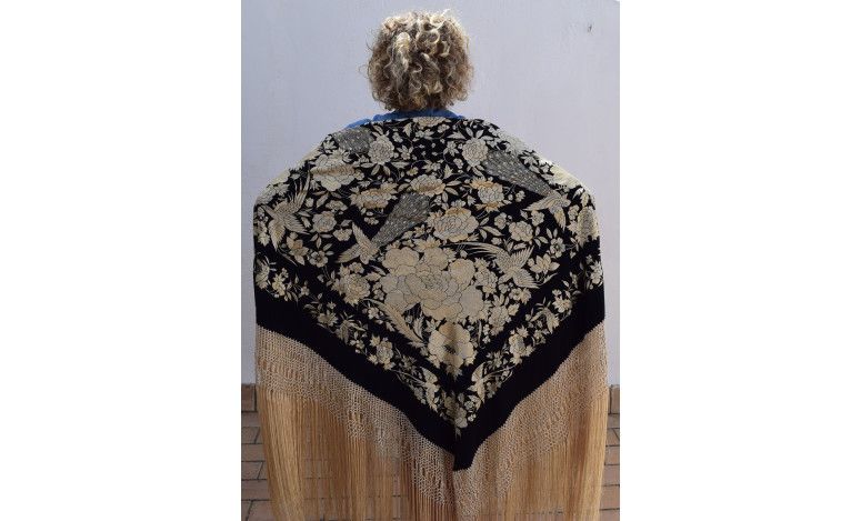 Mantón bordado a mano en seda 140cm