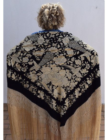 Mantón bordado a mano en seda 140cm