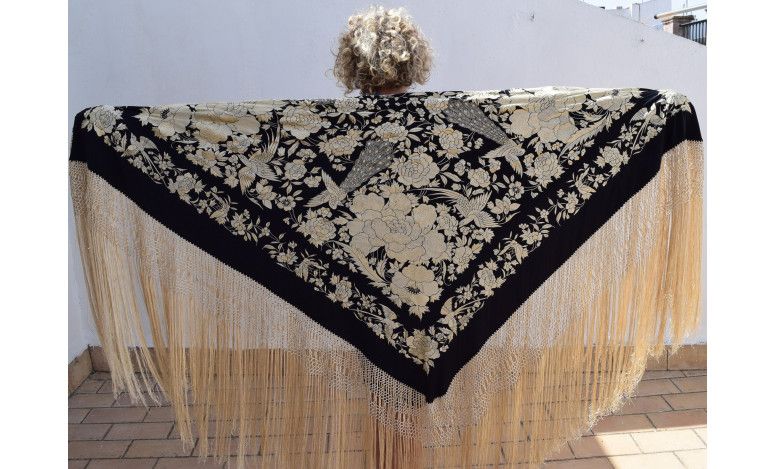 Mantón bordado a mano en seda 140cm