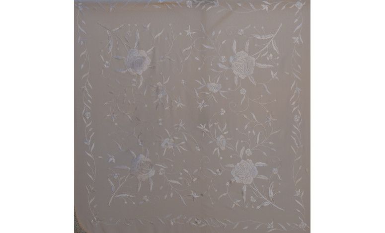 Mantón bordado a mano en seda 115 cm