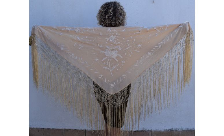 Mantón bordado a mano en seda 115 cm