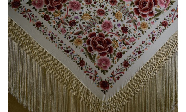 Mantón bordado a mano en seda 140cm