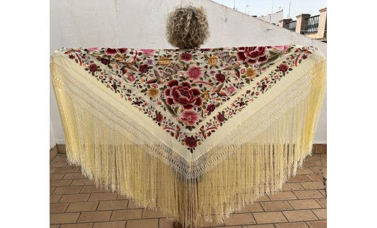 Mantón bordado a mano en seda 140cm