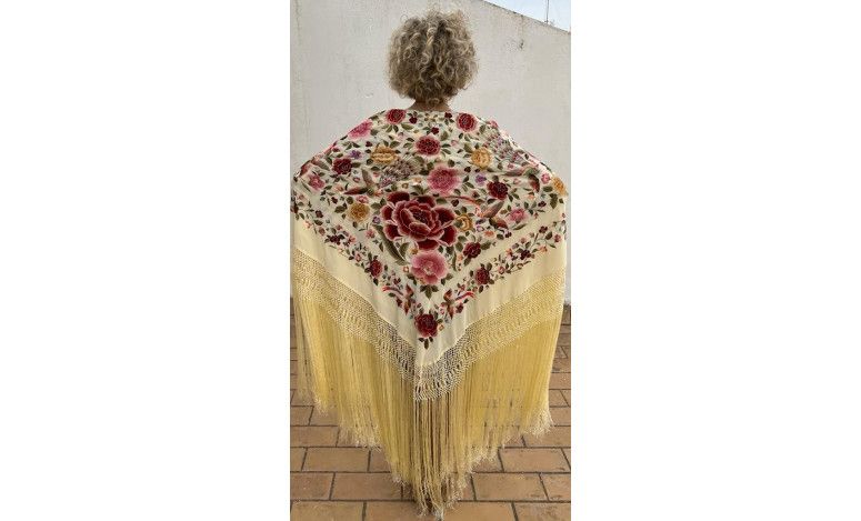 Mantón bordado a mano en seda 140cm
