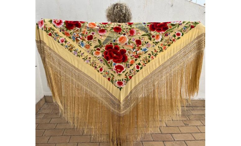Mantón bordado a mano en seda 140cm