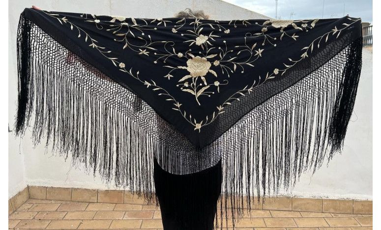 Mantón bordado a mano en seda 115 cm