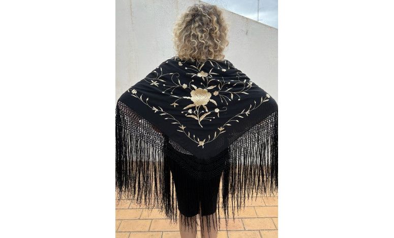 Mantón bordado a mano en seda 115 cm