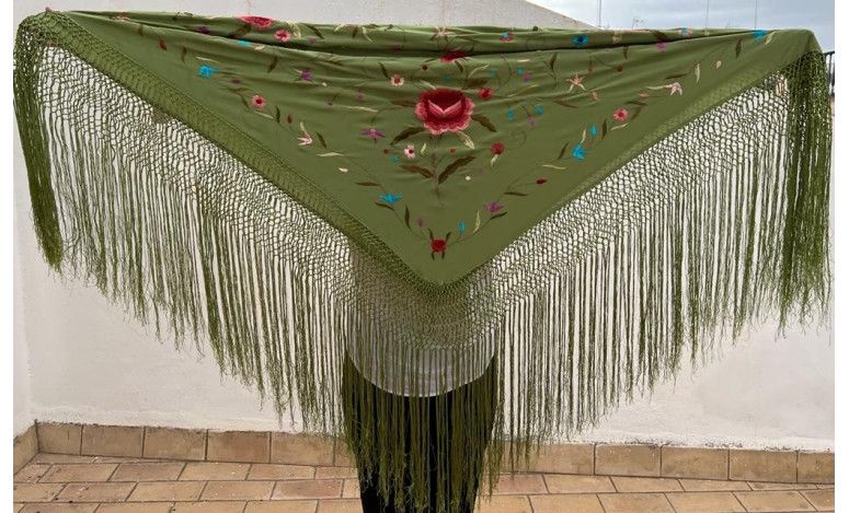 Mantón bordado a mano en seda 115 cm