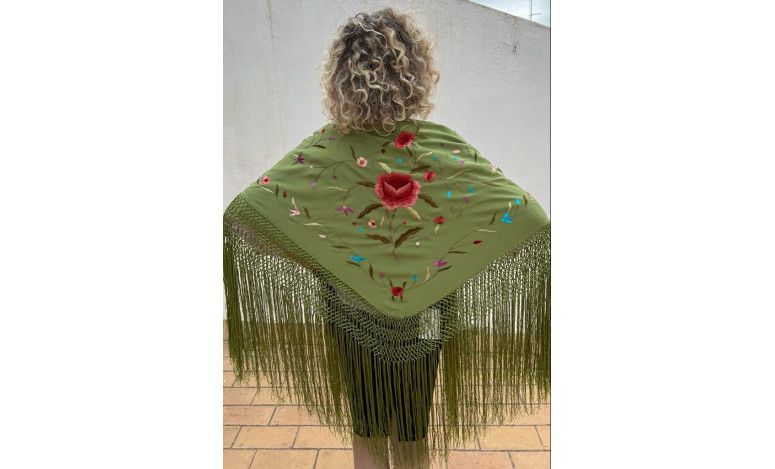 Mantón bordado a mano en seda 115 cm
