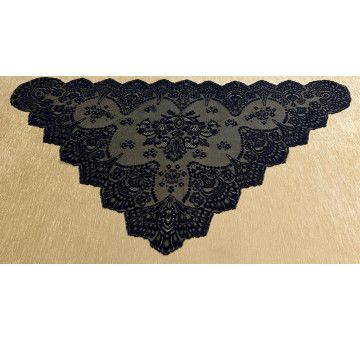 Mantilla triangular bordada a máquina