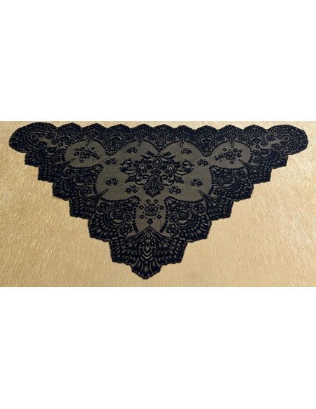 Mantilla triangular bordada a máquina