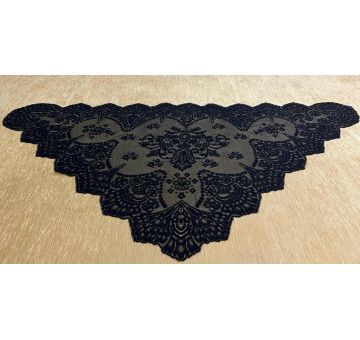Mantilla triangular bordada a máquina 2