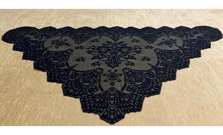 Mantilla triangular bordada a máquina
