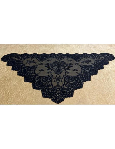 Mantilla triangular bordada a máquina