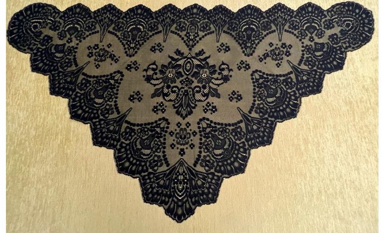 Mantilla triangular bordada a máquina