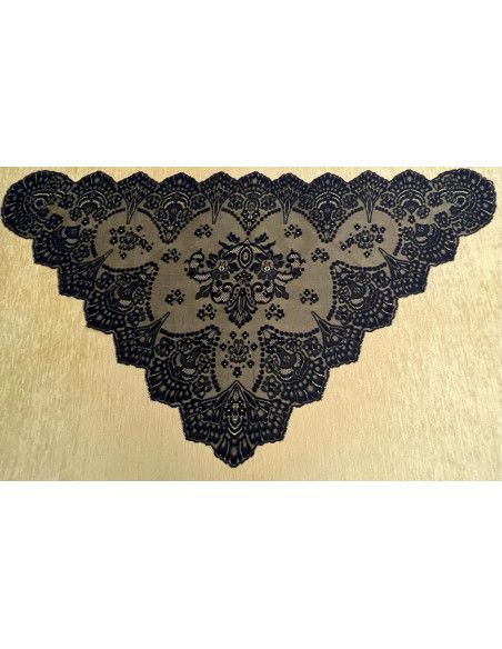 Mantilla triangular bordada a máquina