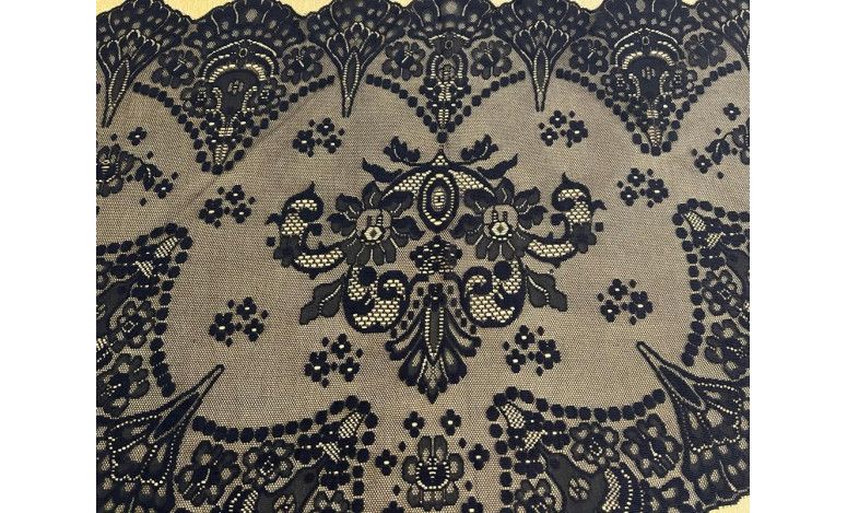 Mantilla triangular bordada a máquina