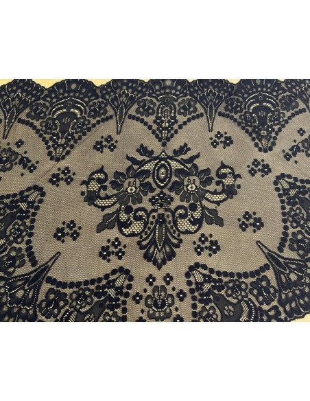 Mantilla triangular bordada a máquina