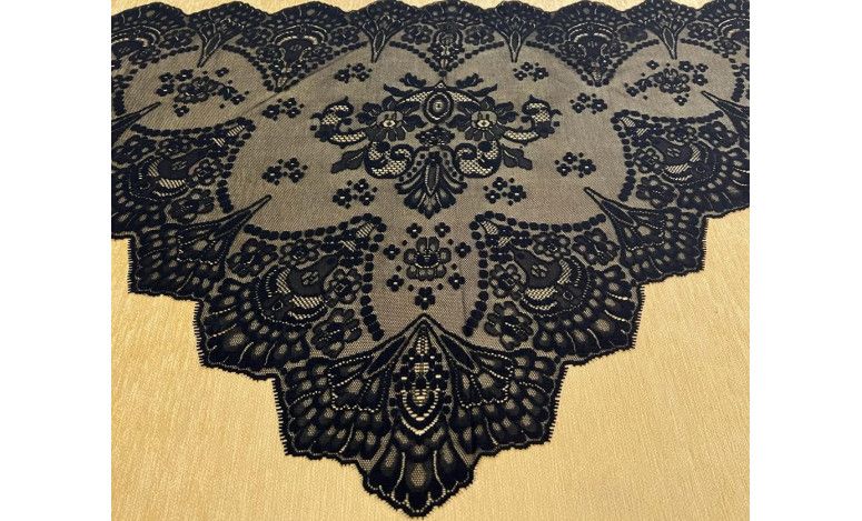Mantilla triangular bordada a máquina