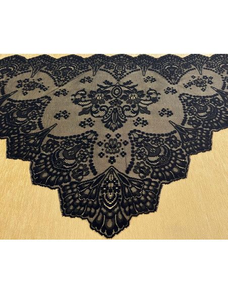 Mantilla triangular bordada a máquina