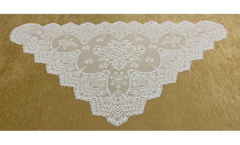 Mantilla triangular bordada a máquina