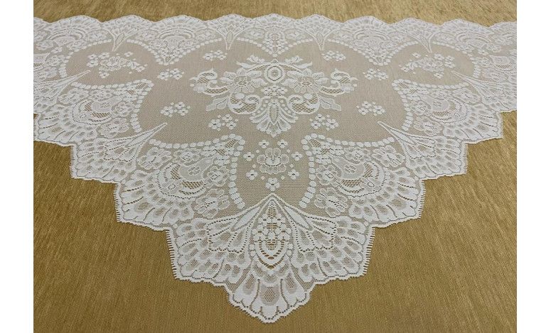 Mantilla triangular bordada a máquina