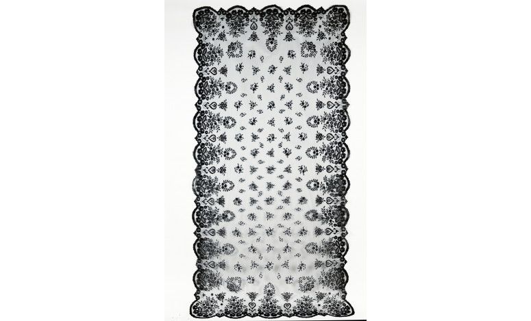 Mantilla bordada a mano en seda