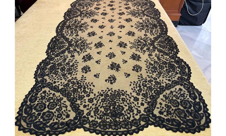 Mantilla bordada a mano seda
