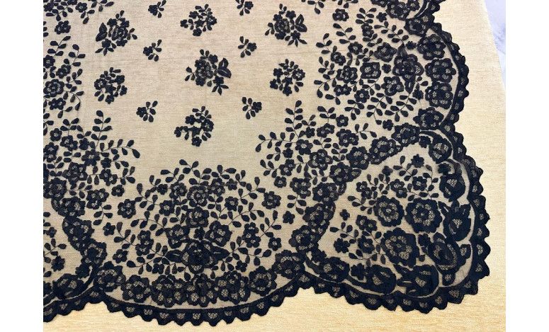 Mantilla bordada a mano seda