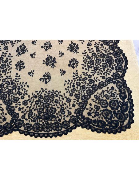 Mantilla bordada a mano seda
