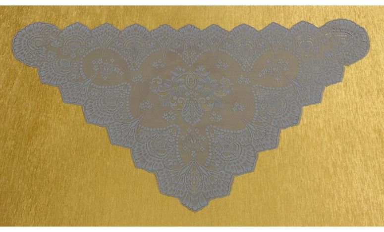 Mantilla triangular bordada a máquina