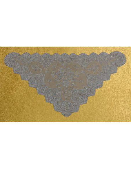 Mantilla triangular bordada a máquina