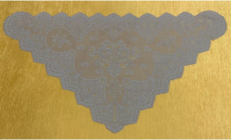 Mantilla triangular bordada a máquina