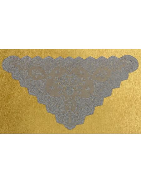 Mantilla triangular bordada a máquina
