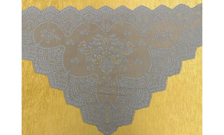 Mantilla triangular bordada a máquina