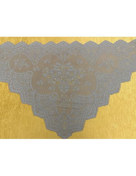 Mantilla triangular bordada a máquina