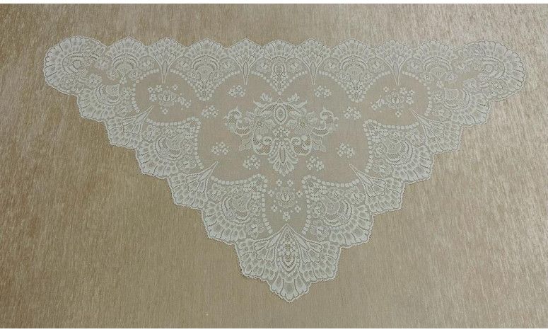 Mantilla triangular bordada a máquina