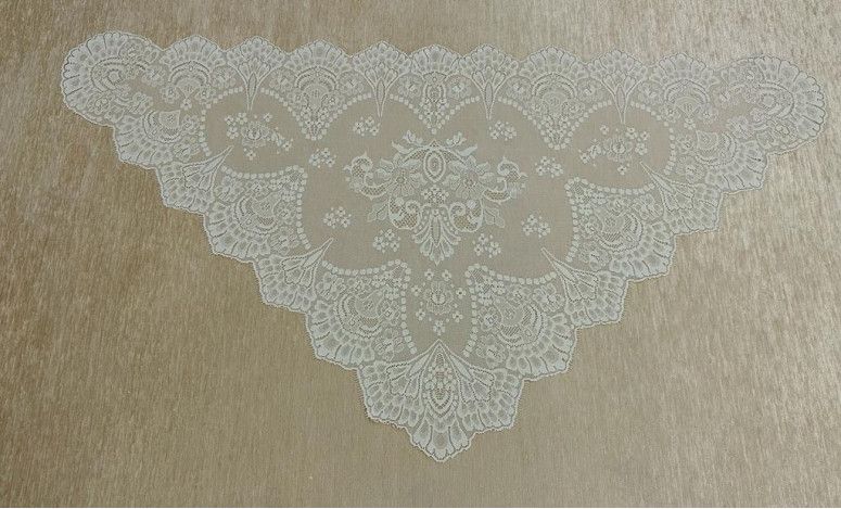 Mantilla triangular bordada a máquina