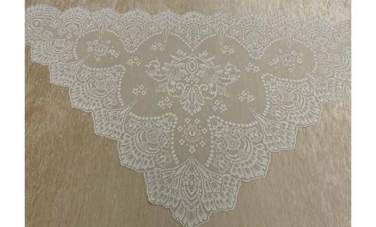 Mantilla triangular bordada a máquina