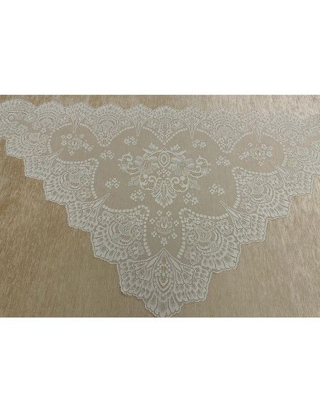 Mantilla triangular bordada a máquina