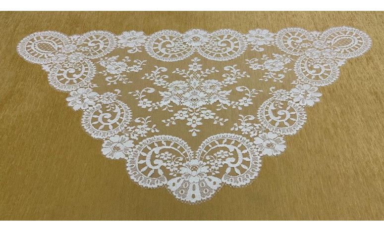 Mantilla triangular bordada a máquina