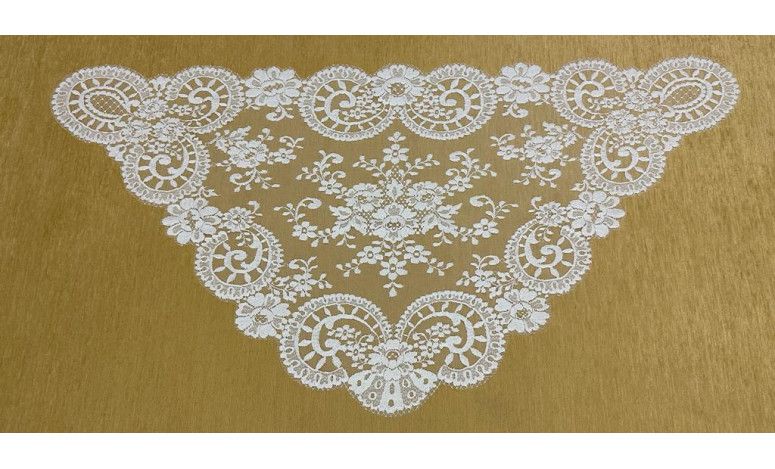 Mantilla triangular bordada a máquina