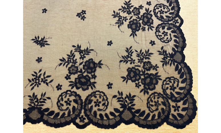 Mantilla mano seda