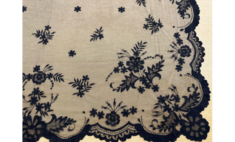 Mantilla mano seda