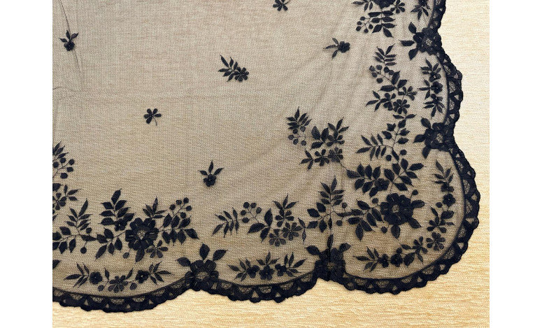 Mantilla mano seda