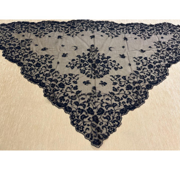 Mantilla infanta mano 2