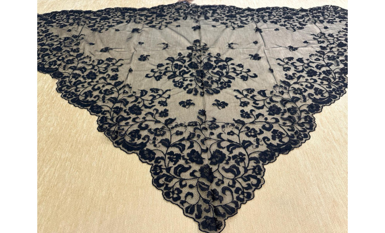 Mantilla infanta mano