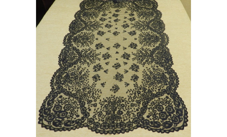 Mantilla bordada a mano en seda