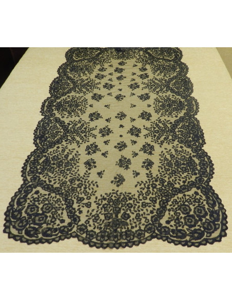 Mantilla bordada a mano en seda
