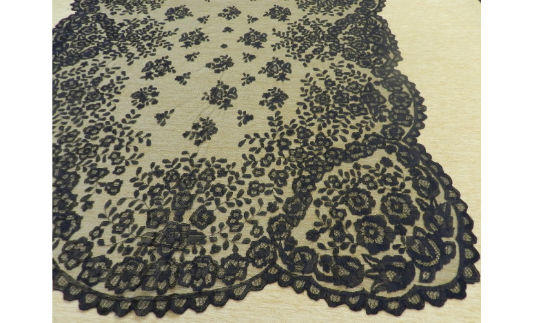 Mantilla bordada a mano en seda
